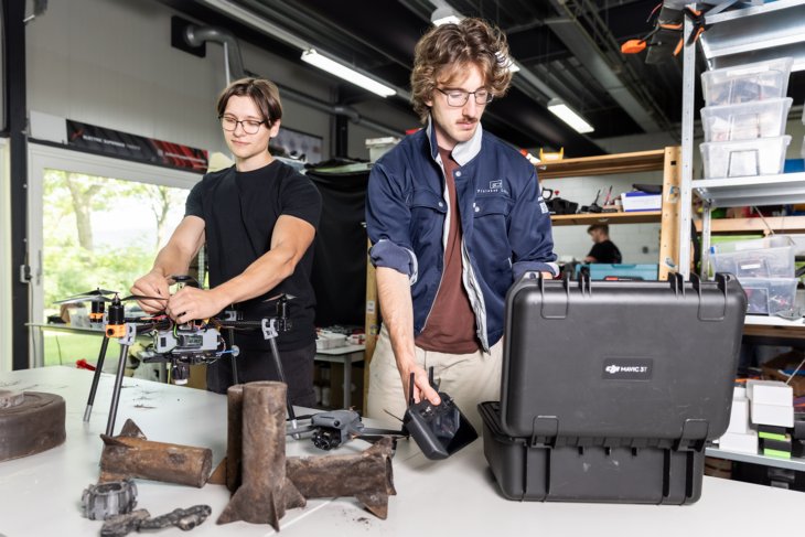 Studenten werktuigbouwkunde Benjamin en Reinis werken aan hun drones en landmijnen-replica's