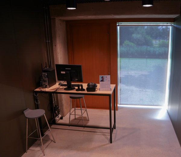The former XR Lab 2 in Ravelijn with one round table and a desk with a desktop that can be used for analysis.