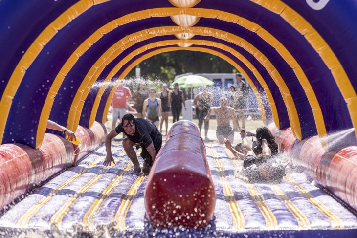 Students during an obstacle course at the Kick-In introduction week.