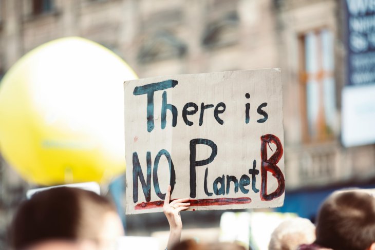 Bord met de tekst 'There is no Planet B'