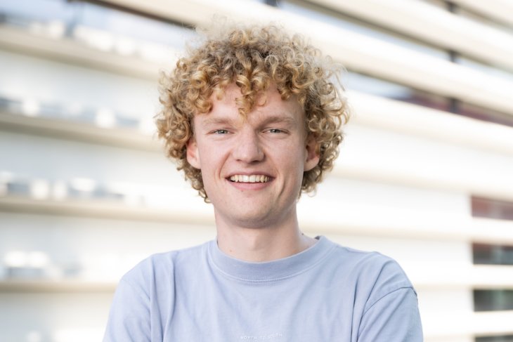 Student Maarten lacht in de camera.