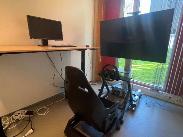 The former XR Lab 2 in Ravelijn with one round table and a desk with a desktop that can be used for analysis.