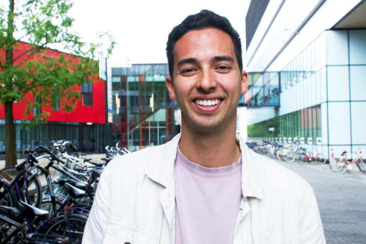 Student Jesse op de campus