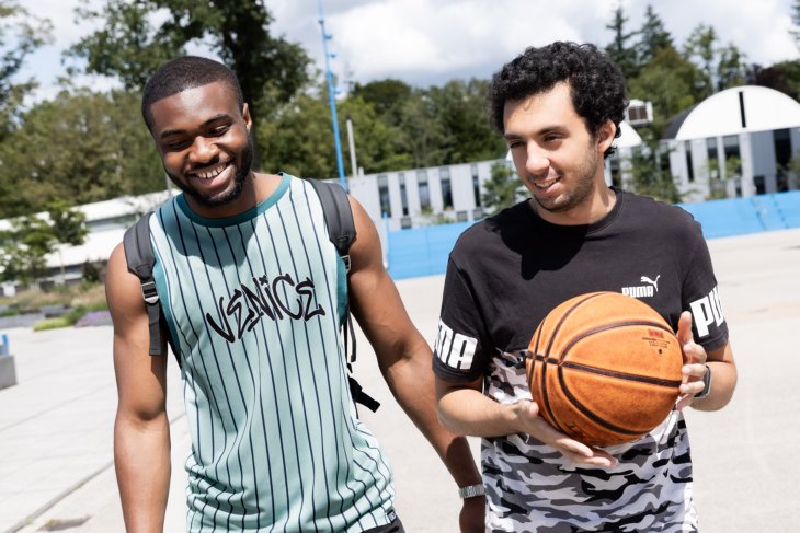 Studenten die basketbal spelen